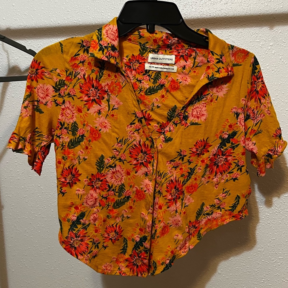 XS Urban Outfitters floral button up collared crop top